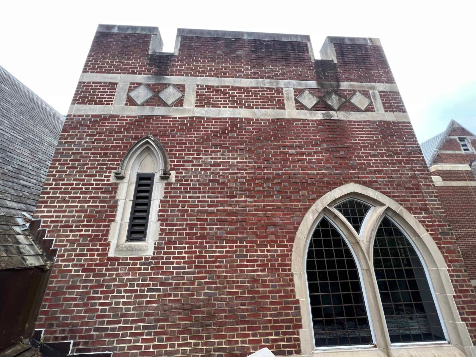 very dirty commercial building before cleaning by alpha exterior cleaning services