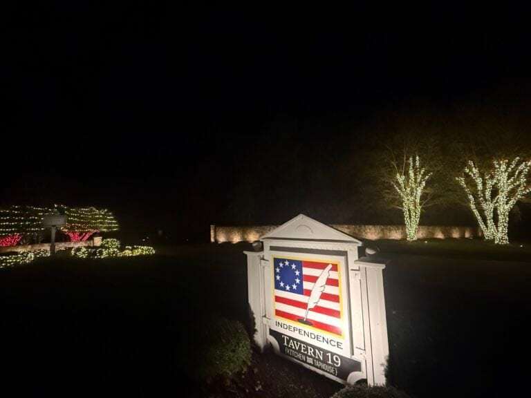 Commercial independence tavern 119 decorated for christmas holiday season by alpha holiday lighting and exterior solutions near richmond va